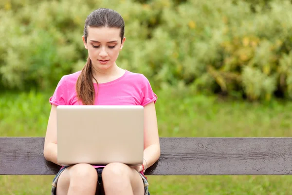 Fiatal gyönyörű nő használ laptop — Stock Fotó