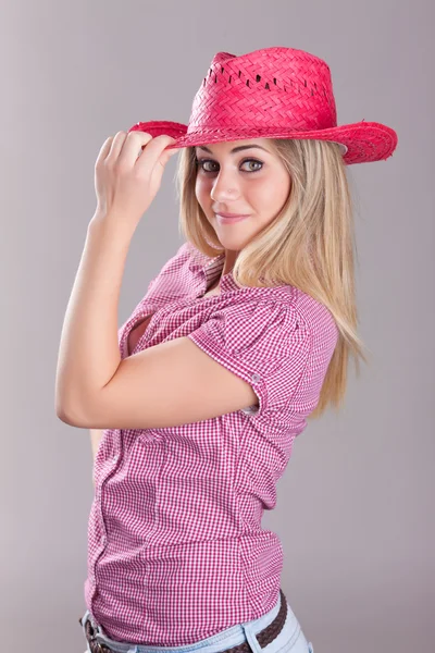 Joven hermosa mujer retrato de pie con un sombrero de vaquero —  Fotos de Stock
