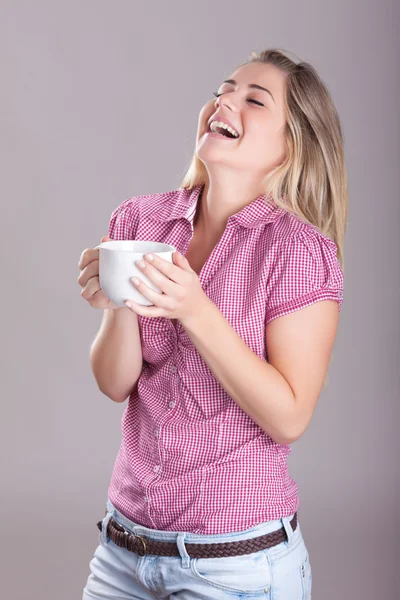 Bir fincan kahve ile gülen genç güzel kadın portresi — Stok fotoğraf
