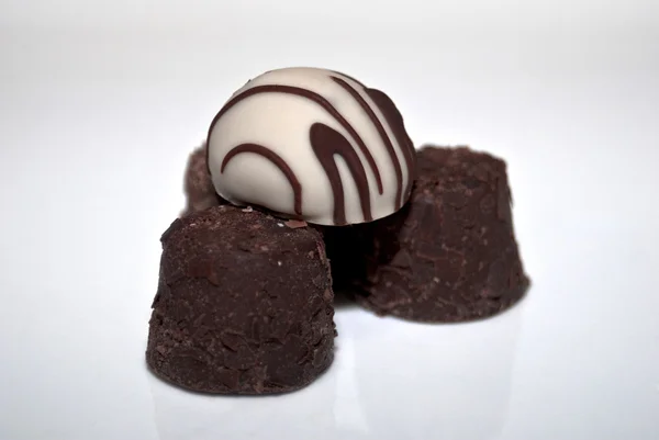 Tre cioccolatini assortiti — Foto Stock