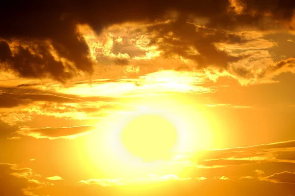 Matahari besar. matahari terbenam cerah — Stok Foto
