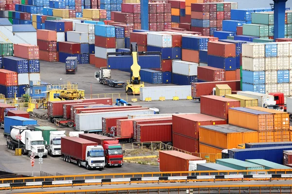 Vrachtwagen vervoer container naar magazijn in de buurt van zee — Stockfoto