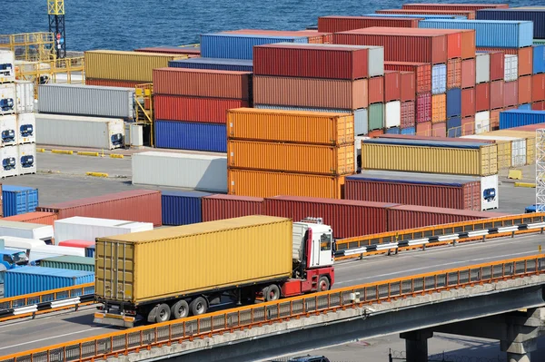 LKW Transport Container zum Lager in der Nähe des Meeres — Stockfoto