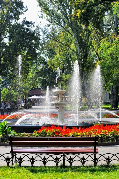 Fontana nel parco cittadino — Foto Stock