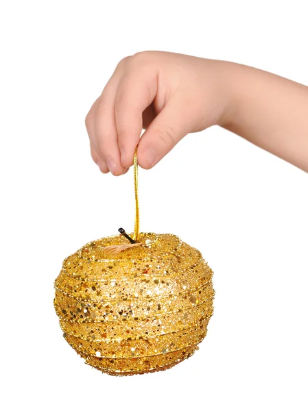 Золотая яблочная игрушка в руке ребенка — стоковое фото