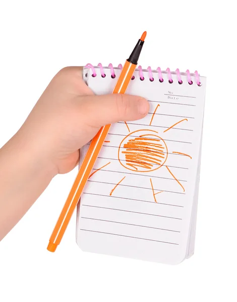 As mãos das crianças seguram caderno com um sol pintado — Fotografia de Stock