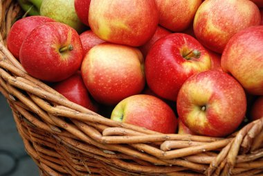 bir sepet elma ürün