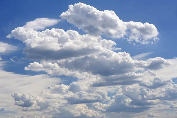 Céu azul e nuvens como fundo — Fotografia de Stock