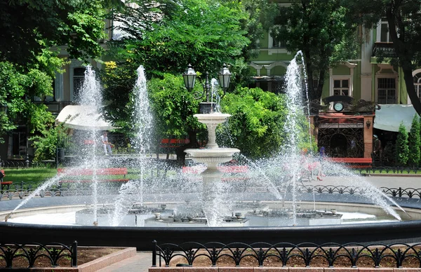 Springvand i byens park - Stock-foto