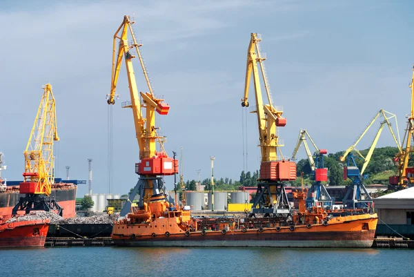Cargo ship in port — Stock Photo, Image