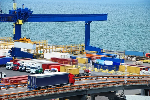 Vrachtwagen draagt container naar magazijn in de buurt van zee — Stockfoto