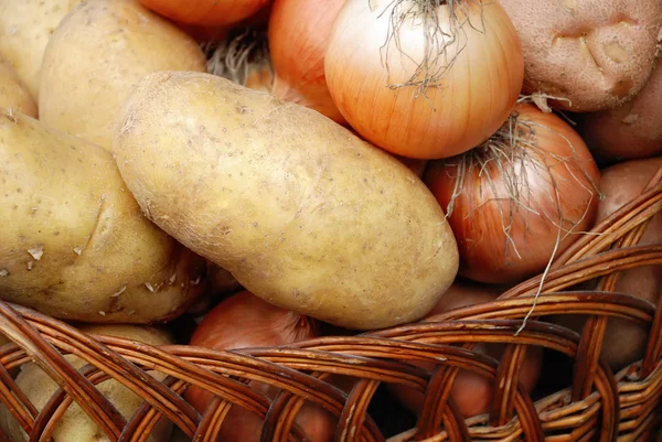 Cosecha de patatas y cebollas en una canasta — Foto de Stock