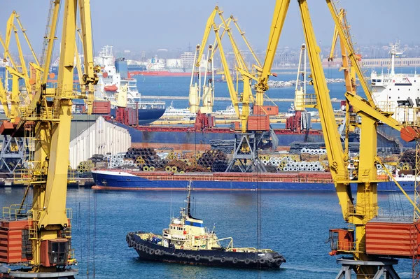 Lastfartyg i hamn — Stockfoto