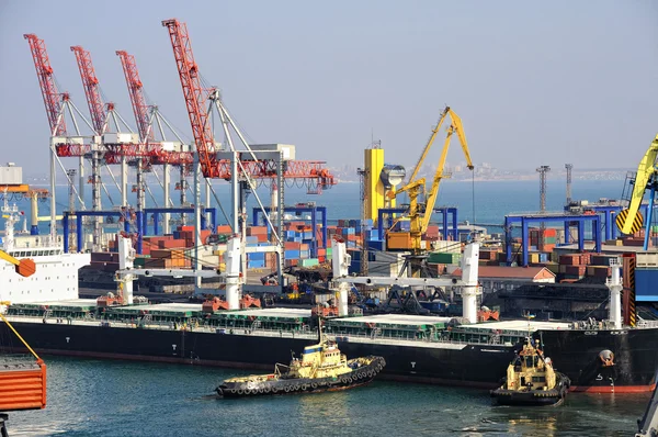 Cargo ship in port — Stock Photo, Image