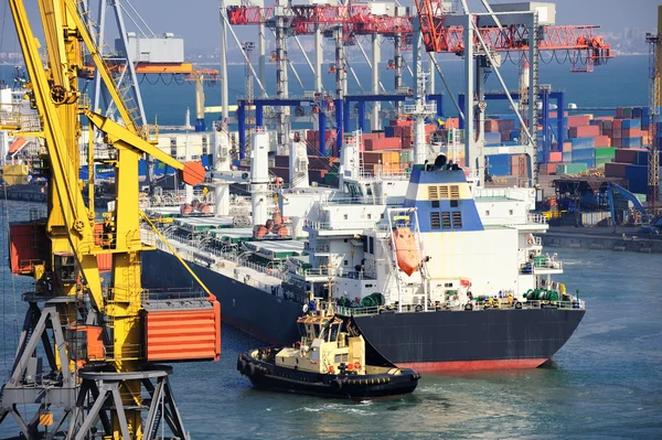 Cargo ship and tug boat — Stock Photo, Image