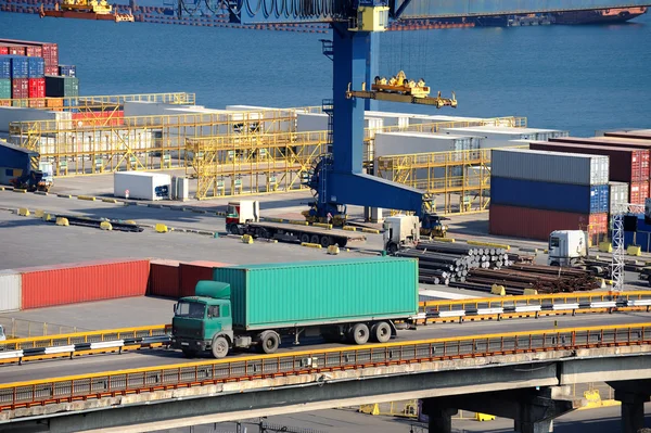 LKW transportiert Container. — Stockfoto