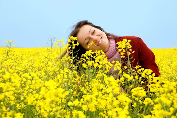 La joven y las flores amarillas — Foto de Stock