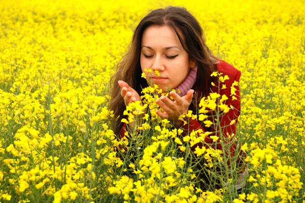 Het jonge meisje en gele bloemen — Stockfoto
