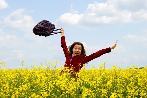 A garota se divertindo no campo — Fotografia de Stock