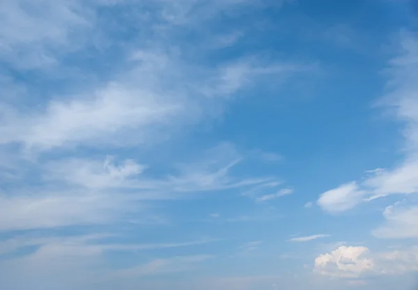 Weiche weiße Wolken gegen blauen Himmel — Stockfoto