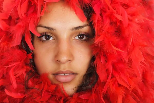 붉은 깃털 여자 초상화 — 스톡 사진