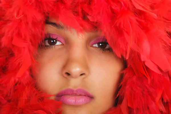 붉은 깃털 여자 초상화 — 스톡 사진