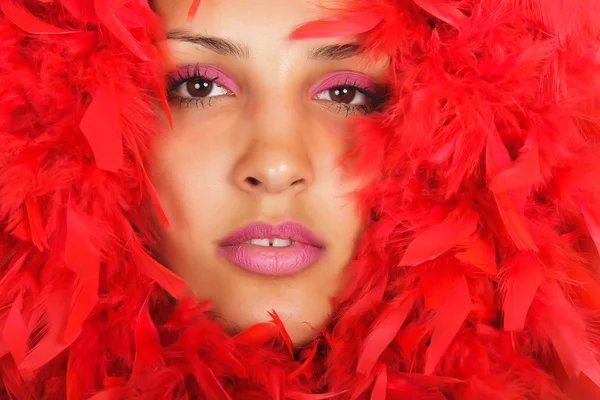 Kvinna porträtt i röda fjädern — Stockfoto