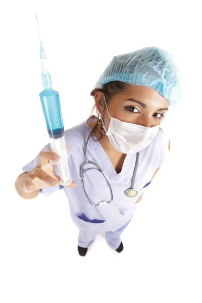 Медсестра держит огромную иглу — стоковое фото