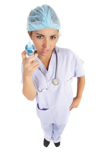 Enfermera amenazante sosteniendo aguja — Foto de Stock