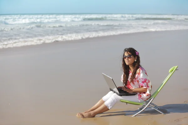Woman and laptop at sea — Stock Photo, Image