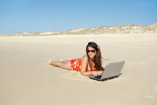 Femme travaillant sur la plage — Photo