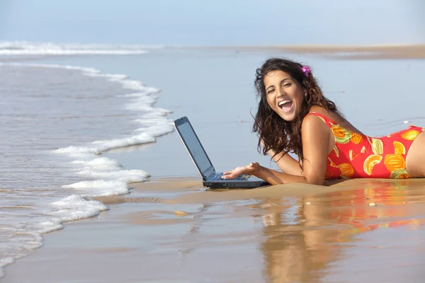 Žena s laptopem v moři — Stock fotografie