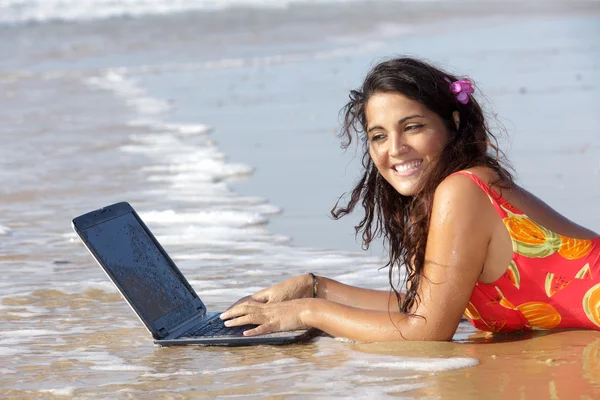 Žena s laptopem ve vodě — Stock fotografie