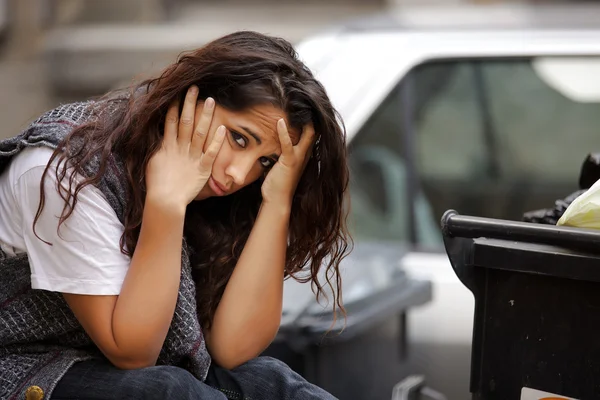 Ung stackars flicka mycket ledsen sitter på soptunna — Stockfoto