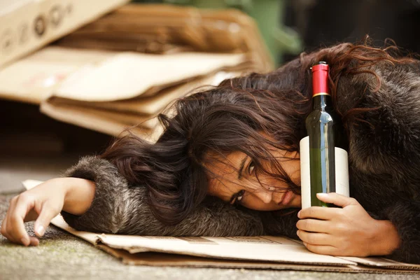 Mulher vagabunda bêbada — Fotografia de Stock