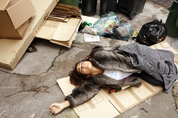 Drunk woman lying in trash — Stock Photo, Image