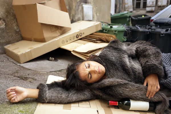 Mulher bêbada no lixo — Fotografia de Stock
