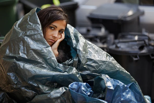 Mujer sin hogar teniendo frío — Foto de Stock