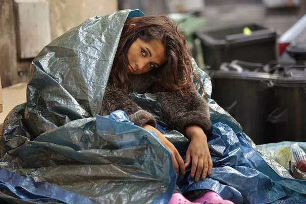 Soğuk havalarda zavallı evsiz sarhoş kadın — Stok fotoğraf