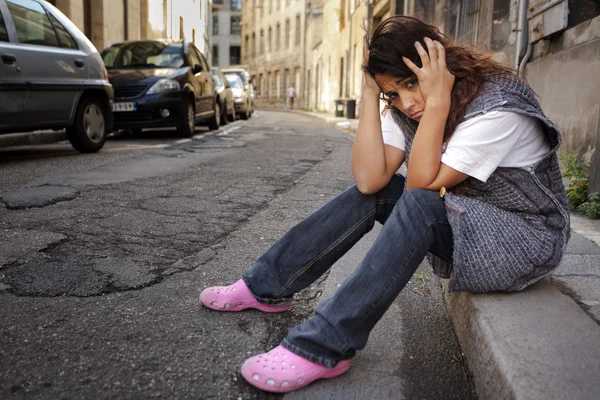 Smutna kobieta na ulicy — Zdjęcie stockowe