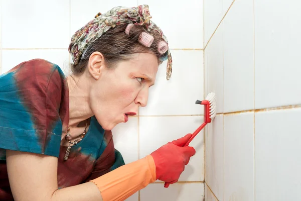 Angry woman cleaning — Zdjęcie stockowe