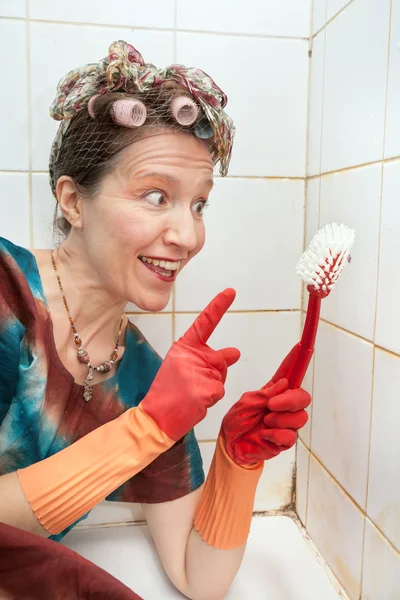 Mujer y cepillo de limpieza —  Fotos de Stock
