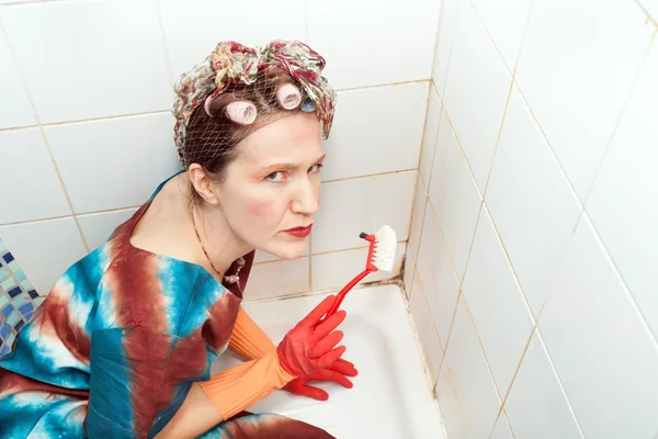 Mujer y baño sucio — Foto de Stock