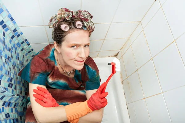 Женщина и грязная ванная комната — стоковое фото