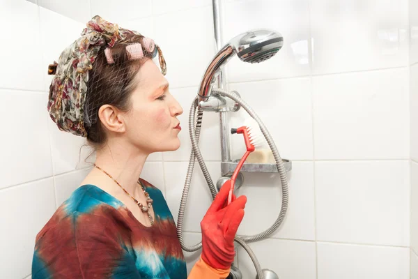 Mulher limpeza banheiro chuveiro — Fotografia de Stock