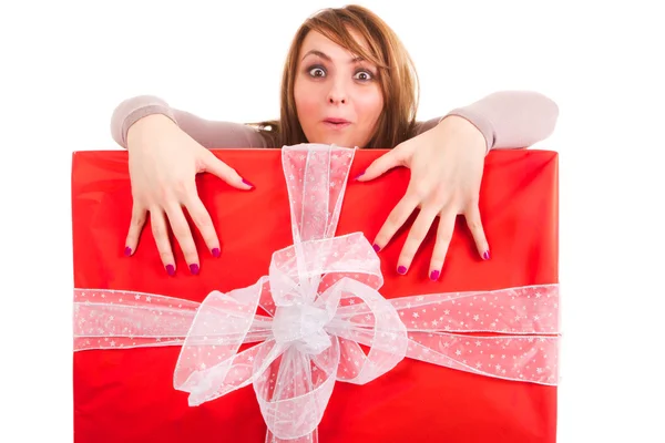 Mujer agarrando gran regalo — Foto de Stock