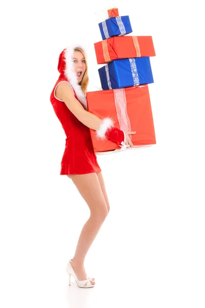 Mujer de Navidad llevando pila de regalo — Foto de Stock