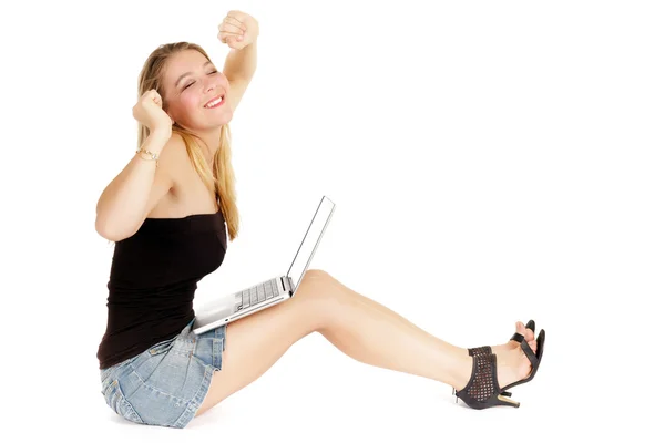 Kobieta siedząca z laptopem — Zdjęcie stockowe
