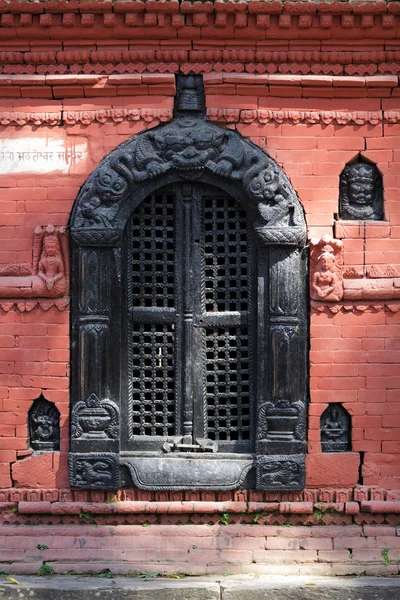 Finestra intagliata tempio indù — Foto Stock