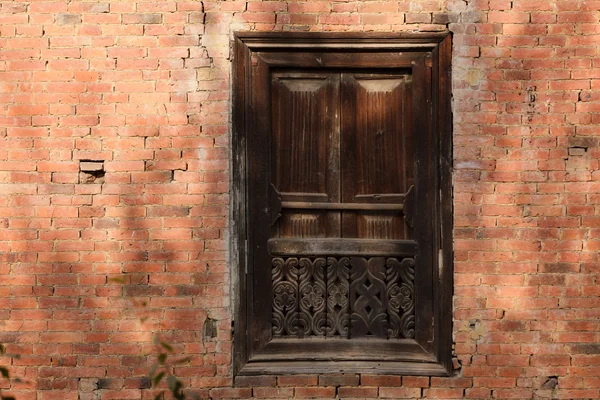 Fenêtre en bois sculpté hindou — Photo
